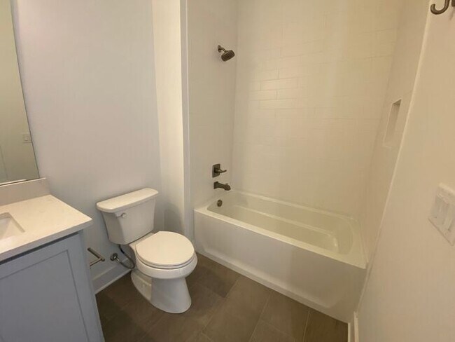 Building Photo - Luxury 4 Bed 3 Bath - 4 Minutes from Downt...