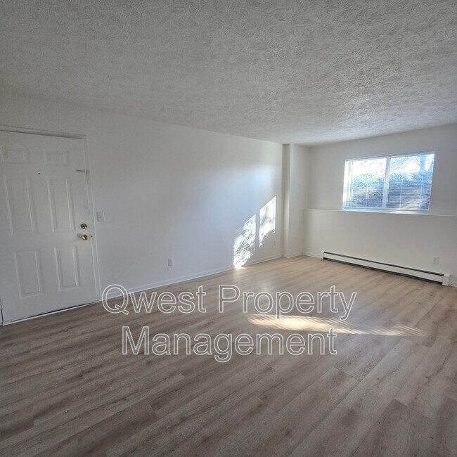 Building Photo - 3829 Silver Lake Rd