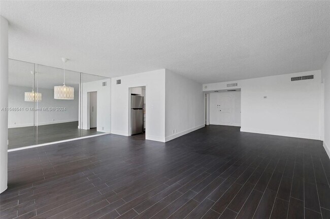 Building Photo - 900 Bay Dr
