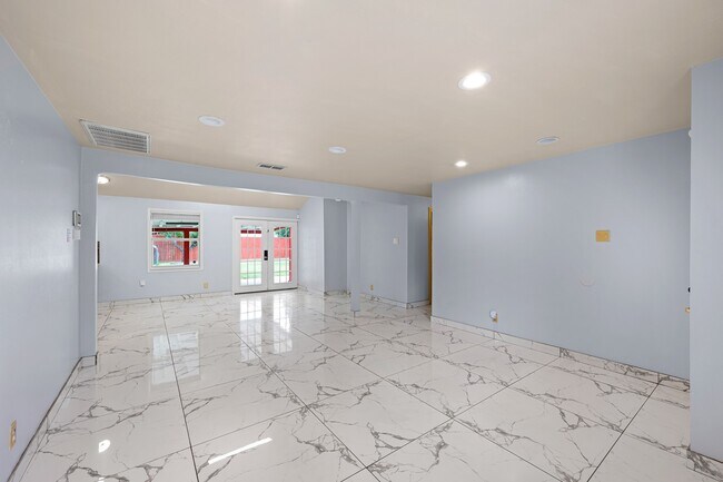 Building Photo - 5718 Greencraig Dr