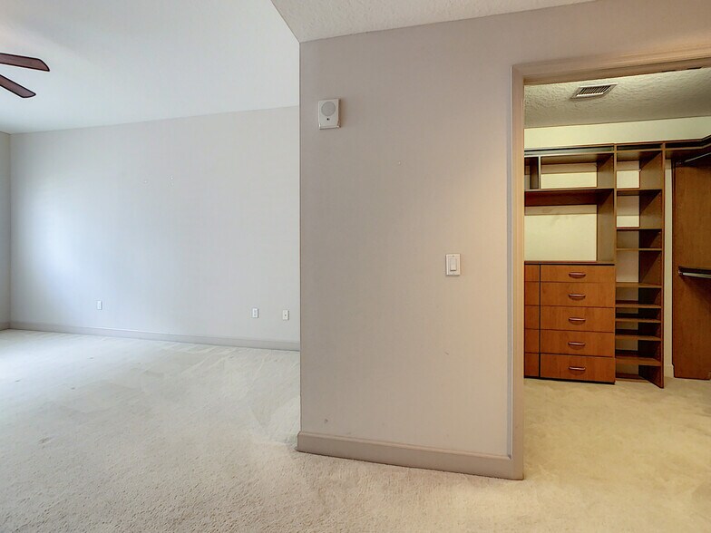 Building Photo - 100 S Eola Dr