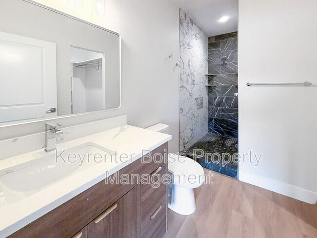 Building Photo - 4337 Greentrail Ln