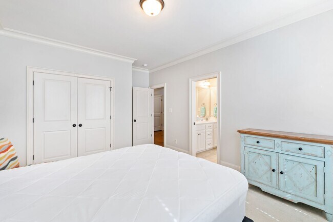Building Photo - Elegant 5 bedroom home in Bedford!