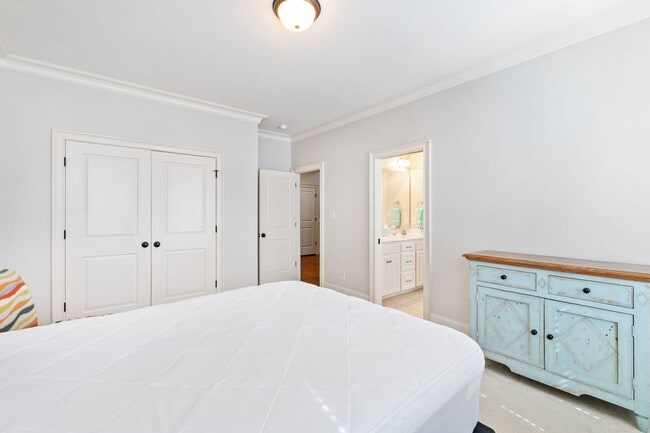 Building Photo - Elegant 5-Bedroom Home on Cul-de-Sac in So...