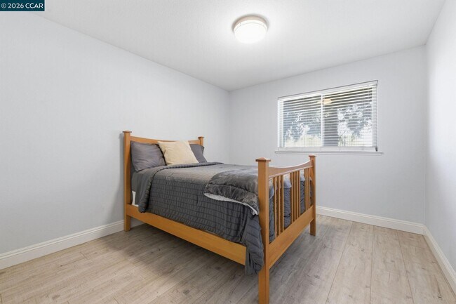 Building Photo - 102 Luna Grande Cir