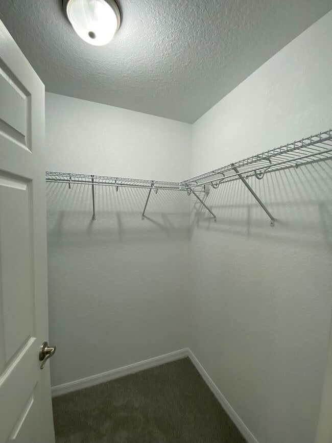 Building Photo - Custom Home - Desirable SW Ocala Neighborhood 3/2/2 **Won't Last**