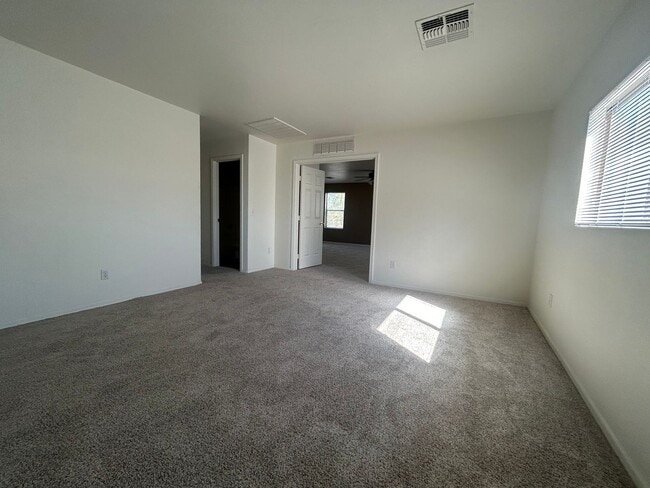 Building Photo - 4 Bedroom 2.5 Bath