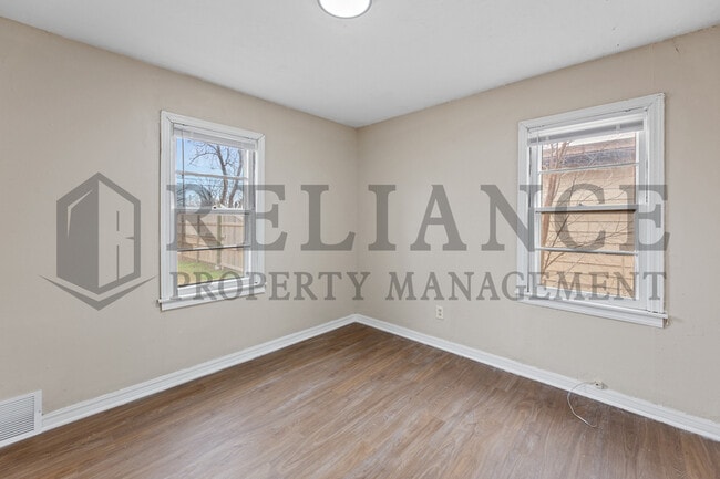 Building Photo - 2908 S Glenn Ave