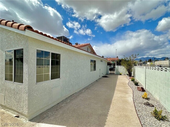 Building Photo - 401 Holcomb