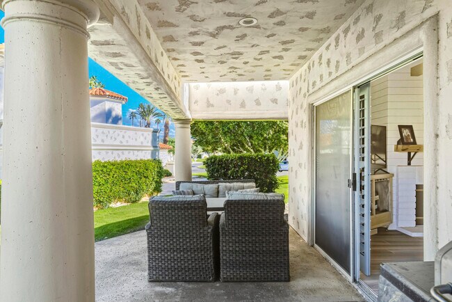 Building Photo - 289 Vista Royale Cir W