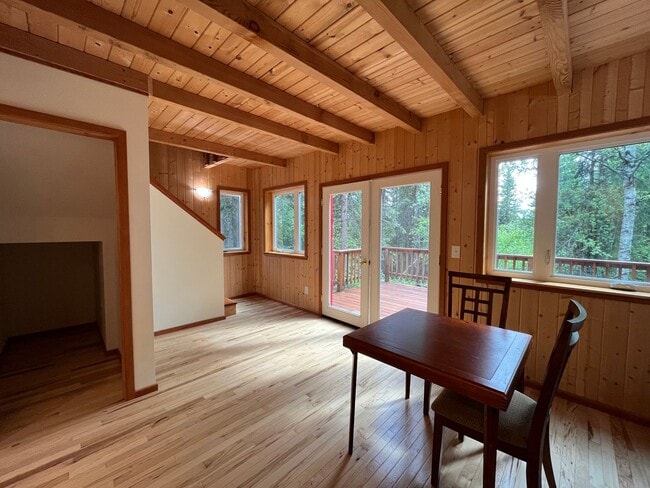 Building Photo - Cute, dog friendly cabin in Goldstream