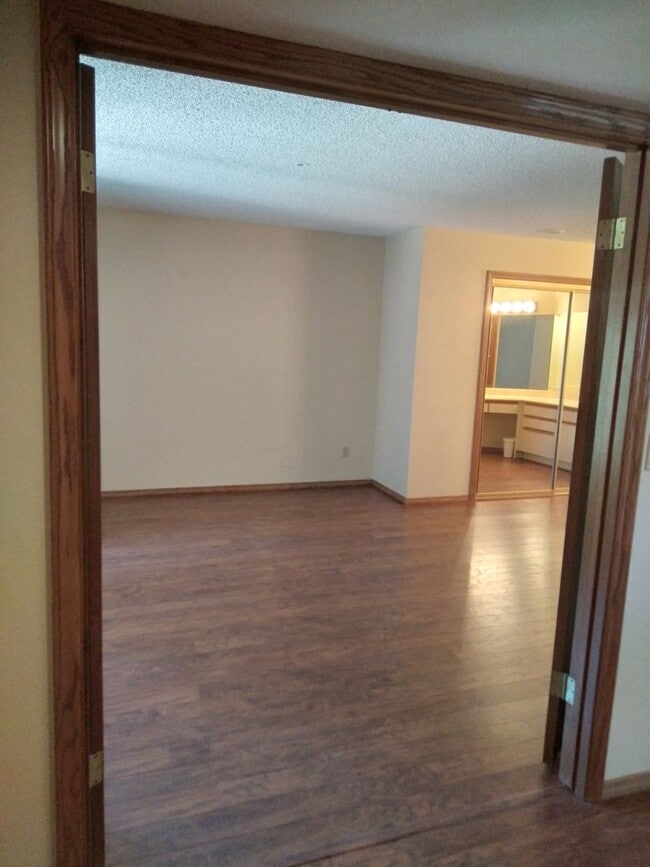 Building Photo - 3 bed / 2 bath Condo Available