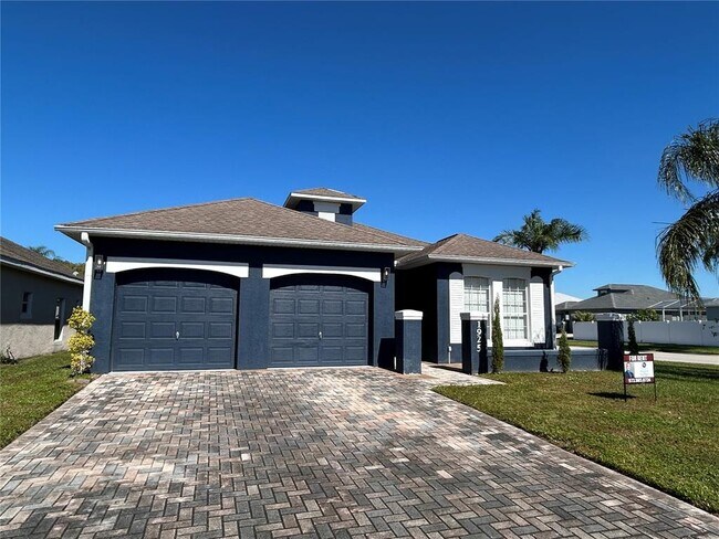 Building Photo - 1925 Magical Ln