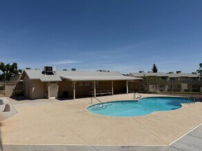 Building Photo - 3 Bedroom Townhouse with a 2 car garage and a middle courtyard area