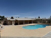 Building Photo - 3 Bedroom Townhouse with a 2 car garage and a middle courtyard area
