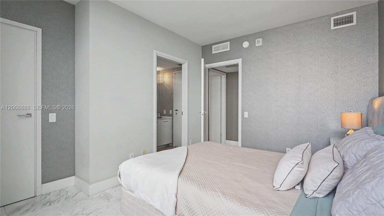 Building Photo - 1300 Brickell Bay Dr