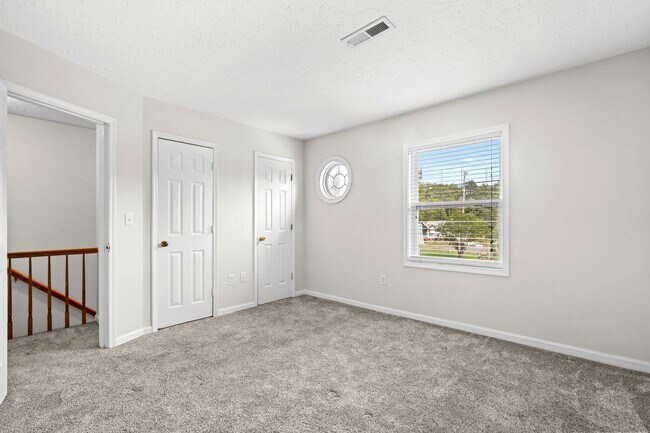 Building Photo - End unit of a Triplex within walking dista...