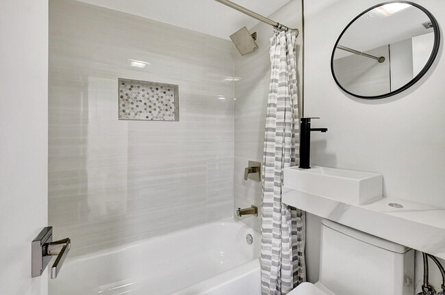 Building Photo - 14360 Strathmore Ln