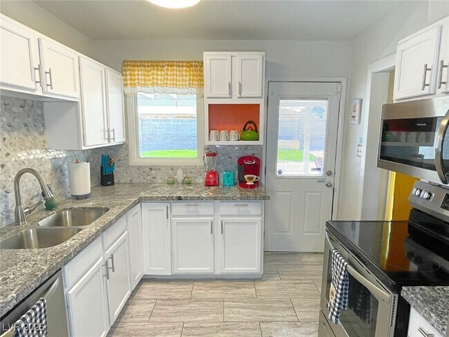 Building Photo - 1932 Hassett Ave