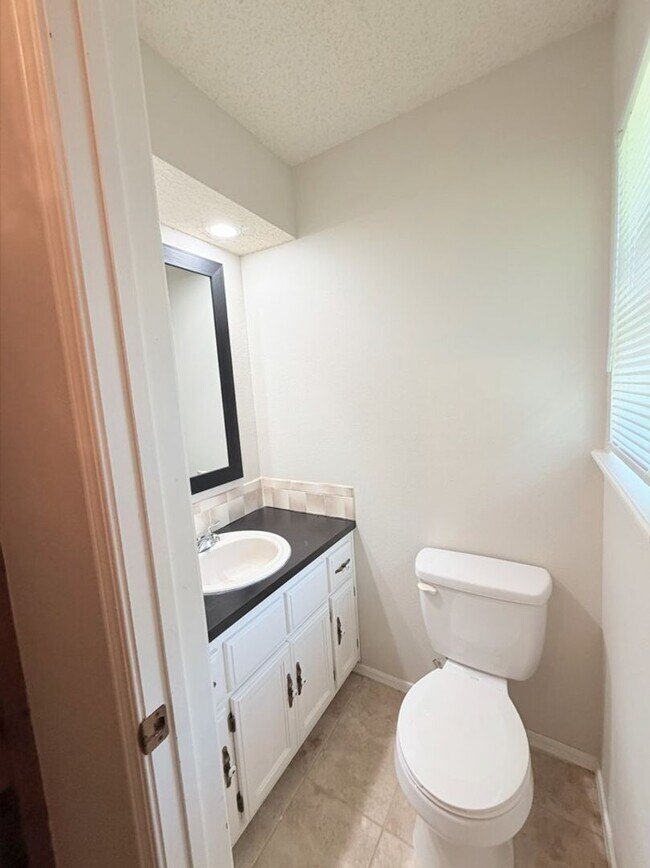 Building Photo - 3 Bedroom Single Family Home In Bentonville!