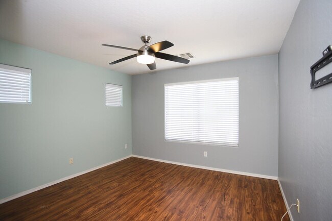 Building Photo - 512 E Rainbow Dr