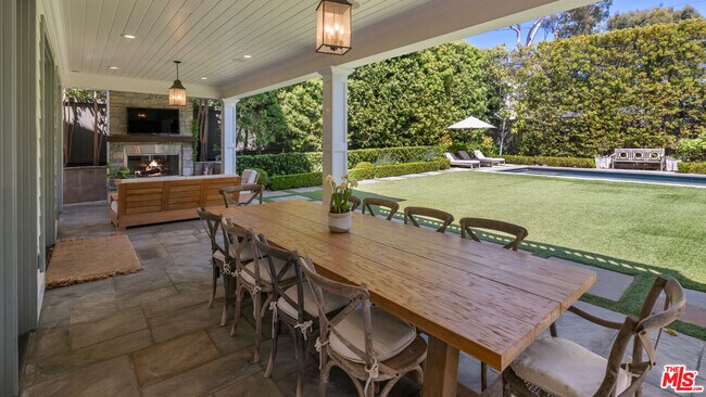 Building Photo - 146 N Carmelina Ave