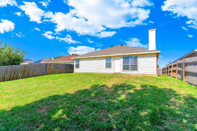 Building Photo - Welcome home to this beautifully maintained 4-bedroom, 2-bath, single-story home in the desirable...