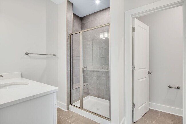 Building Photo - Expansive 3-Bedroom Condo featuring 2.5 Bathrooms and 2,345 Sq. Ft. of Comfort in Richmond!