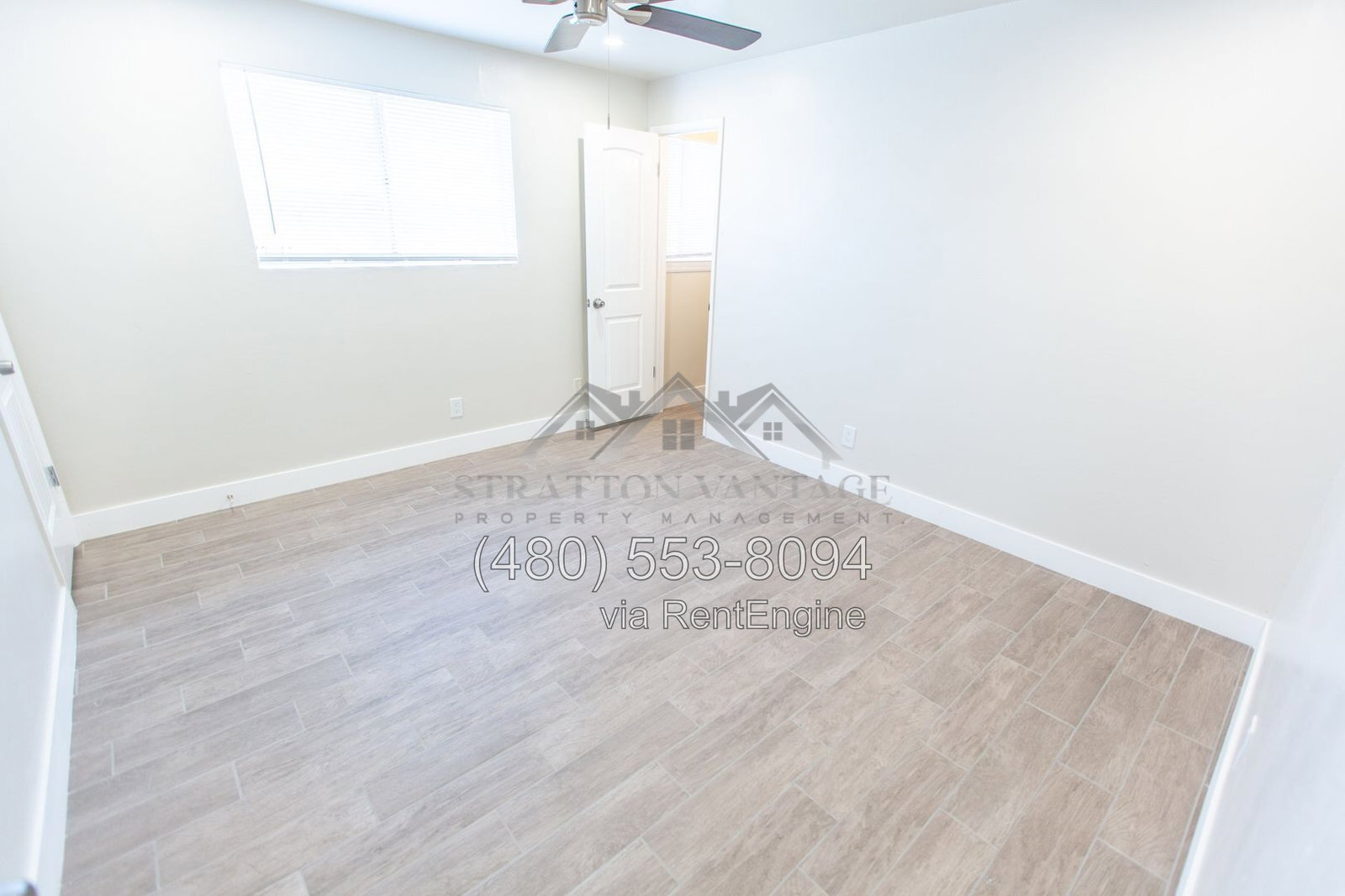 Building Photo - 2533 E Blanche Dr