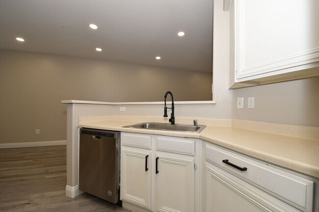 Building Photo - UPGRADED LOVELY 2 BED 2 BATH CONDO AT VISTANA
