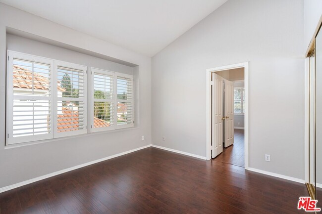 Building Photo - 5683 Hazelcrest Cir