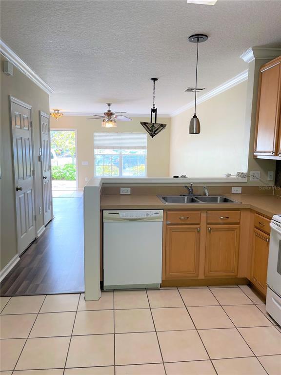 Building Photo - 894 Vineland Pl