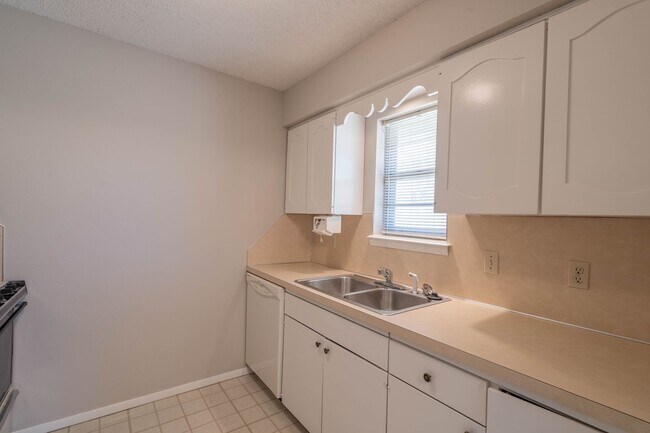 Building Photo - 6125 S Troost Ave