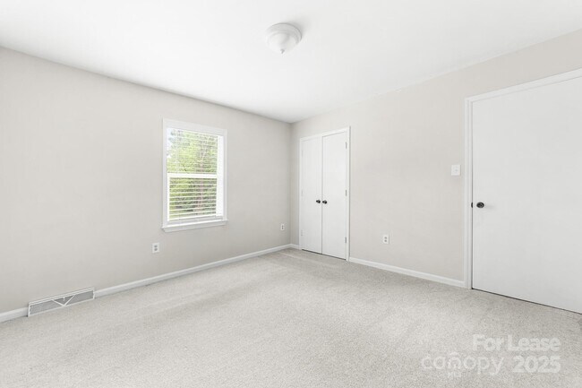 Building Photo - 616 Silversmith Ln