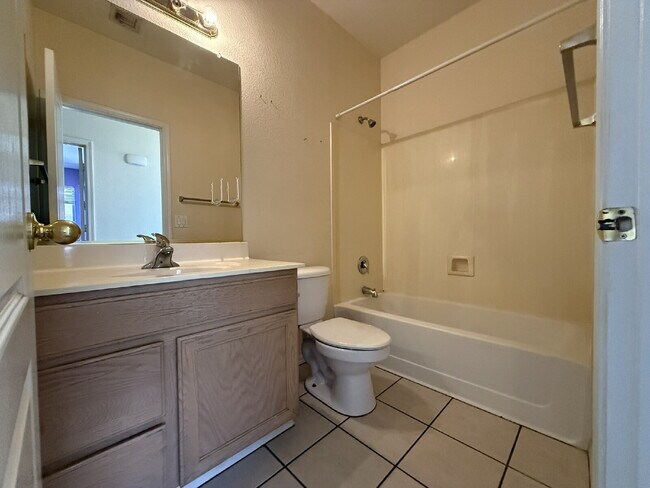Building Photo - "Charming 3-Bed, 2-Bath in the beautiful Crystal Gardens Lake Community  – Your Perfect Home Awai...