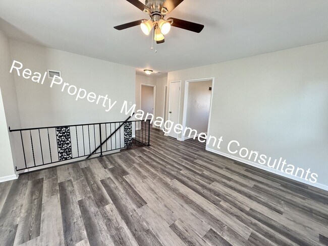Building Photo - 3 Bedroom 2 Bath Overland Park Duplex Now Available!