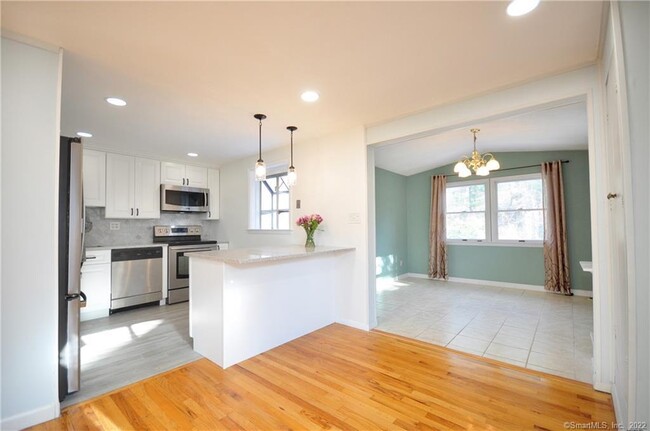 Building Photo - 44 Simsbury Manor Dr