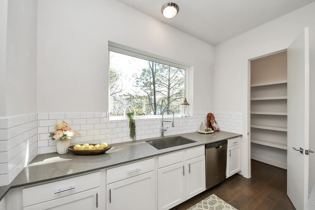 Building Photo - 4810 Martin Oaks Ln