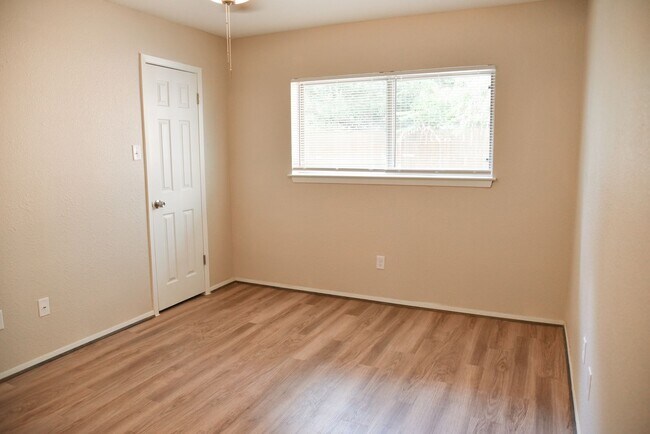 Building Photo - 305 Amherst Ct