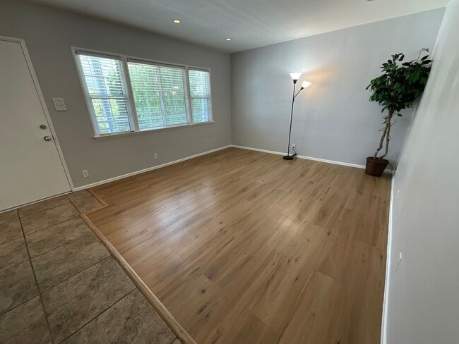 Building Photo - Remodeled one bedroom/1 bath upper unit - ...