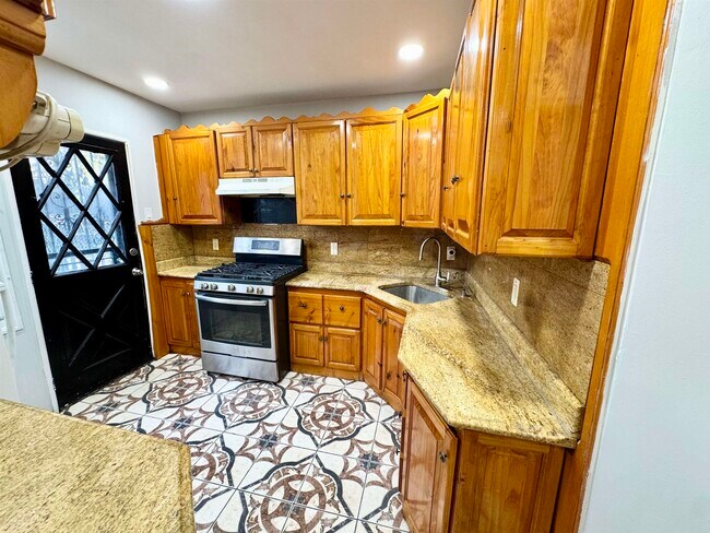 Building Photo - 272 Winfield Ave