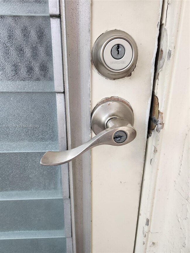 Building Photo - 681 S Hollybrook Dr