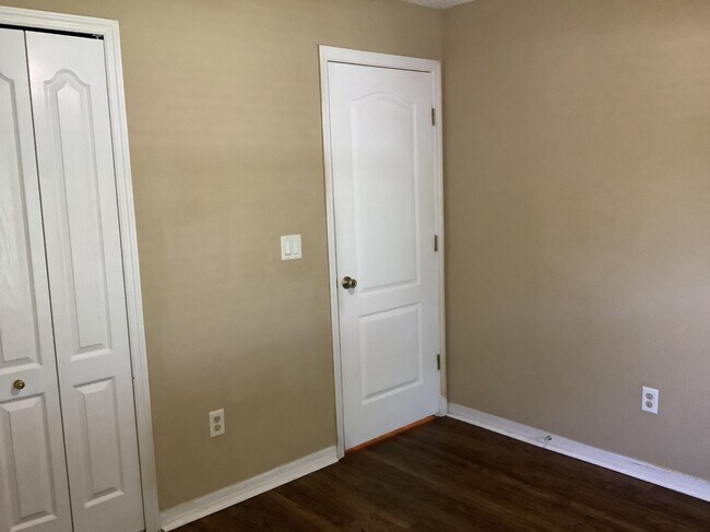 Building Photo - 2207 Golden Ivy Way
