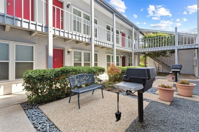 Building Photo - Modern One Bedroom Apartment in North Oak Lawn!