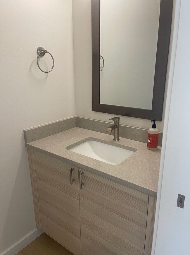 Building Photo - 3 bed/2.5 bathroom Townhouse
