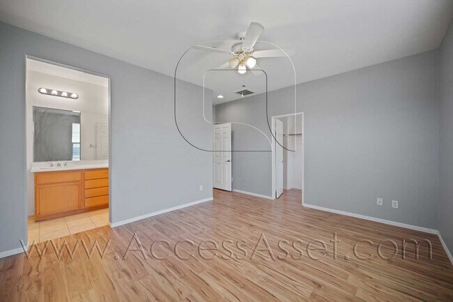 Building Photo - 3 Bed / 2.5 Bath Townhome | Open Layout + Modern Finishes