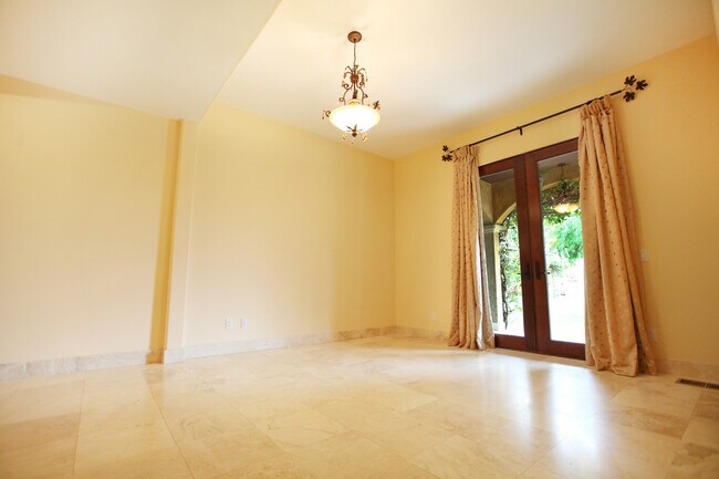 Building Photo - 6385 Zuma Mesa Dr