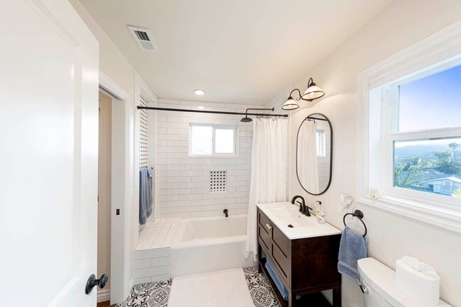 Building Photo - Adorable Short Term Furnished San Clemente Rental Home