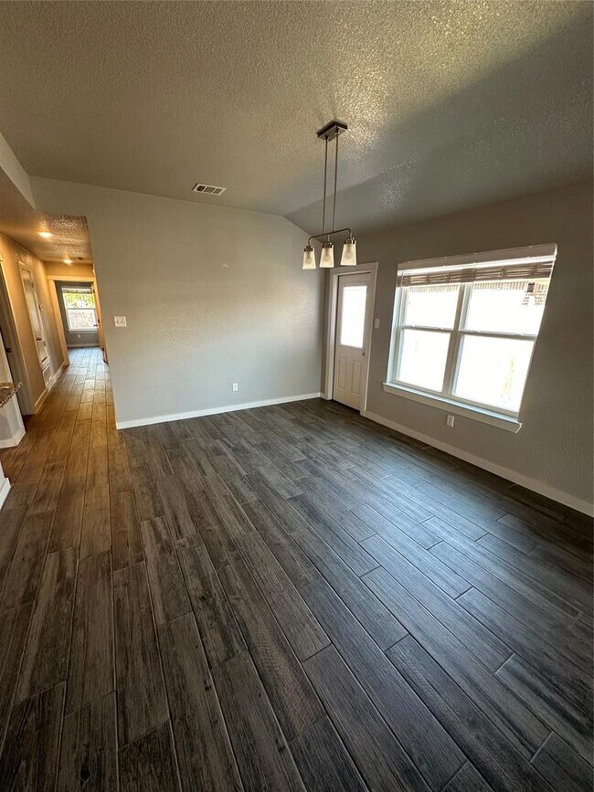 Building Photo - 3102 B Stonewall Dr