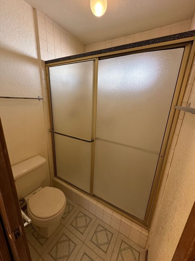 Building Photo - Cute 2 bedroom, 2 bathroom home with firep...
